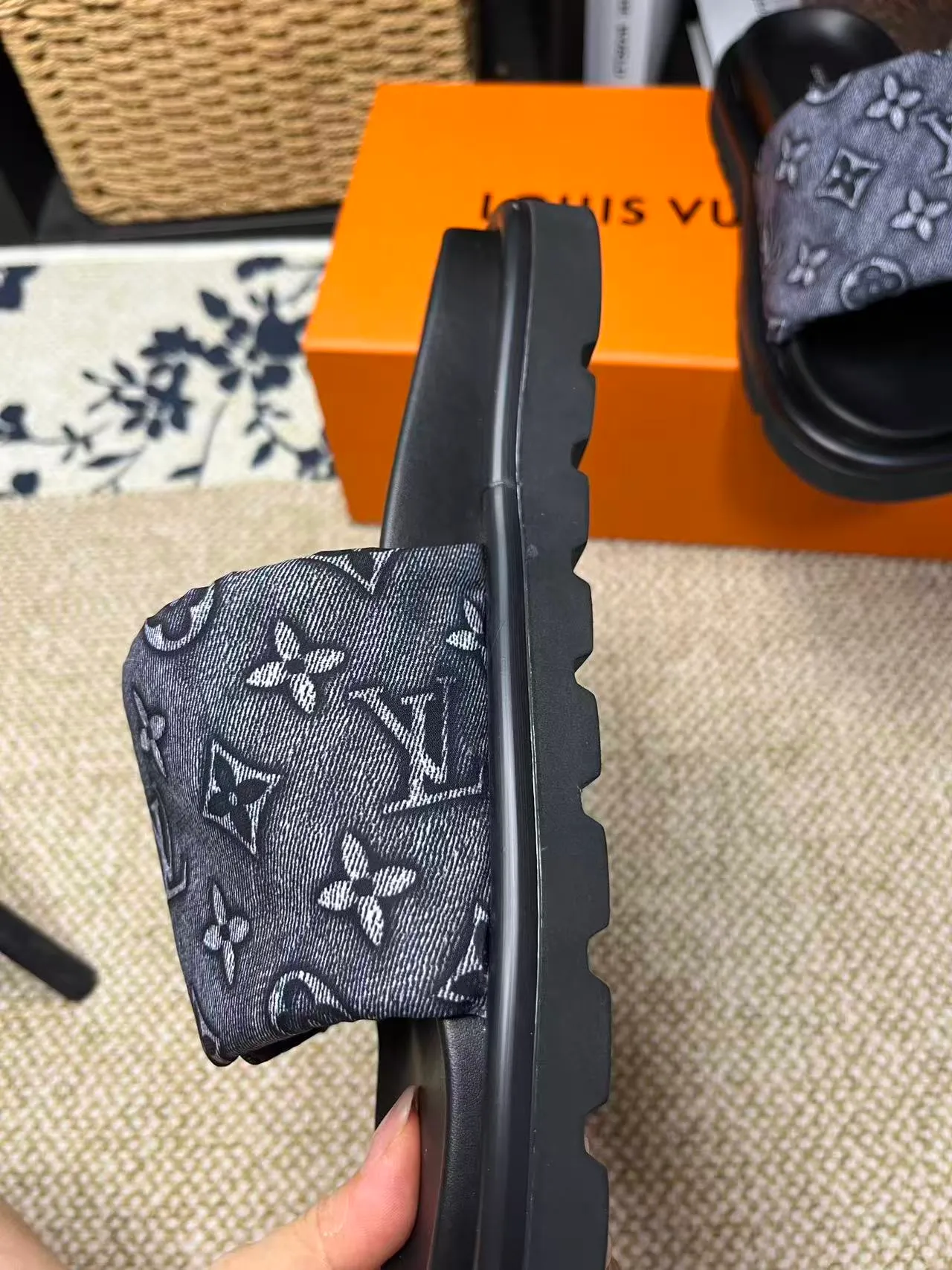 P340 [New Style] [LOUIS VUITTON] Louis Vuitton, LV printing, men's and women's slippers are now on the market, packed in drawer boxes with cloth bags and cards, the upper pattern looks very soft and waxy, and is a super versatile leg slimming tool. Fabric: imported denim/canvas/old fabric, LV hardware LOGO, official website pattern printing, comfortable to wear, feet: high-elastic PU water table. Sole: foam sole, heel height: about 5cm. Code number: 35-46, 35, 45, 46 are custom-made and non-returnable. Color: multiple colors and styles available.